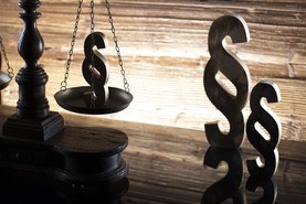 Paragraphen-Symbol auf Waage